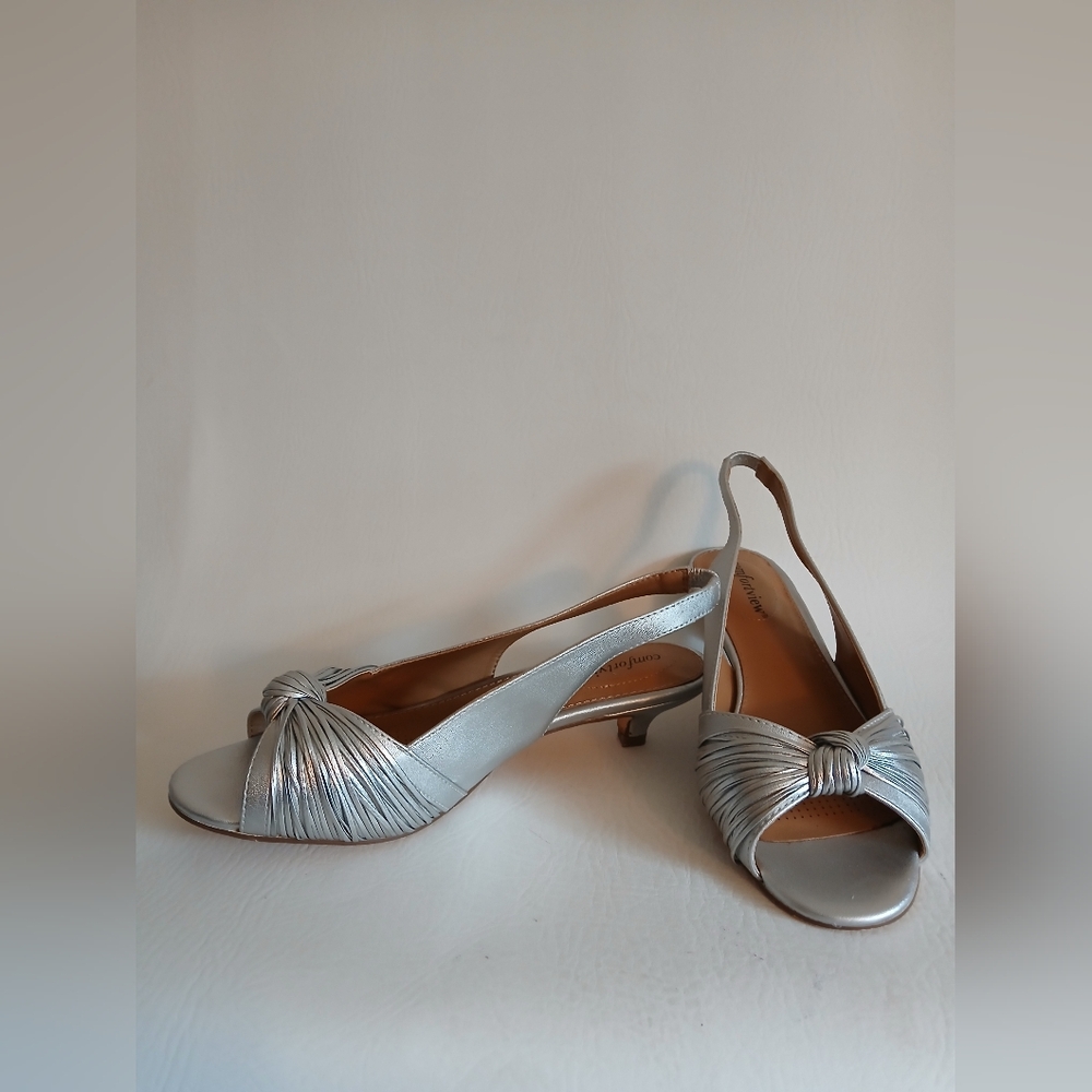 Comfortview Silver Elastic Strap Slingback Kitten Heels Sz8WW Peep Toe